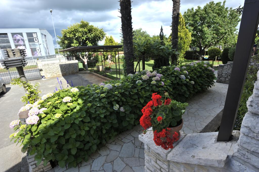 Apartmani Villa Otilija 포레치 외부 사진